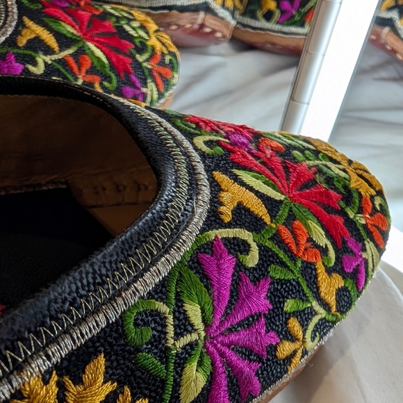 Handcrafted Embroidered Women's Shoes - Picture 4 of 4